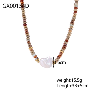 Dettaglio della collana boho con perline in pietra e perla barocca da 1,6 cm