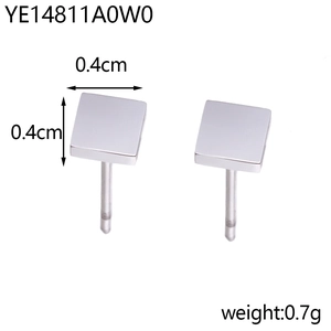 Vista dettagliata di orecchini a perno geometrici quadrati con dimensioni 0,4 cm