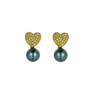 Détail de boucles d'oreilles cœur avec diamants verts pavés et une perle gris paon