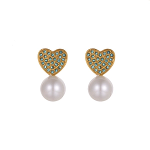 Boucles d'oreilles cœur élégantes avec strass bleus et perles blanches sur fond blanc
