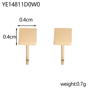Dettaglio orecchini quadrati dorati con dimensioni 0,4cm e peso di 0,7g indicato