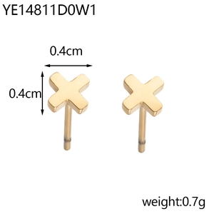 Vista dettagliata degli orecchini a croce da 0,4 cm x 0,4 cm in finitura oro lucido