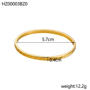 Detailed dimensions of gold bangle with 5.7cm inner diameter and 0.4cm width
