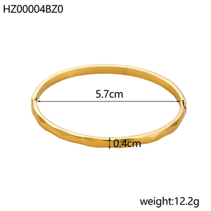 Detailed size chart showing 5.7cm diameter and 0.4cm width of gold wavy steel bangle