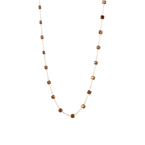 Detail van vintage kralenketting met gouden ketting en matte bronzen kubusjes