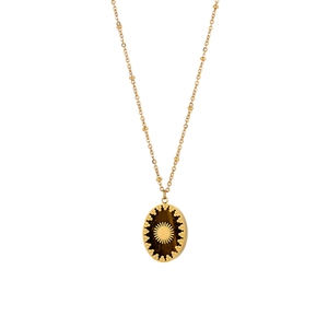 Detail van een vintage gouden kralenketting met een ovale zonnestraal-hanger