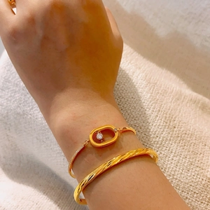 Conjunto de Pulsera con Colgante Ovalado Deslizante de Zirconia Chapada en Oro de Acero Inoxidable y Brazalete Trenzado