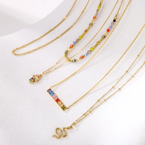 Set di collane vintage dorate con mano di Fatima, pietre arcobaleno e ciondolo a serpente
