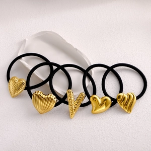 Lot de cinq chouchous noirs élastiques avec pendentifs cœur et V en métal doré poli