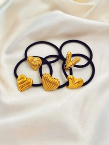 Lot de cinq élastiques à cheveux noirs avec pendentifs dorés en cœur et forme de V
