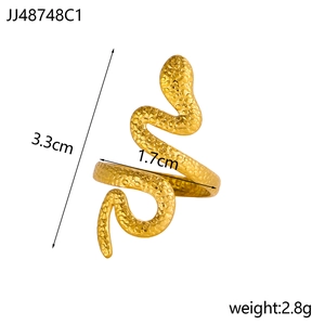 Detailansicht goldener Schlangenring mit Hammerschlag-Textur, Höhe 3.3cm Gewicht 2.8g