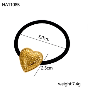 Détail de l'élastique avec breloque cœur doré martelé de 2,5cm et dimensions du produit