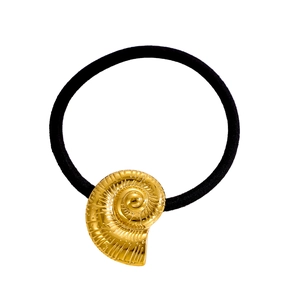 Détail d'un pendentif coquillage en métal doré sur un élastique à cheveux noir
