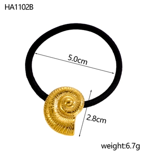 Détail d'un pendentif nautile doré sur élastique noir avec indications de dimensions précises
