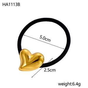 Détail de l'élastique cheveux noir avec breloque cœur doré de 2,5cm et dimensions