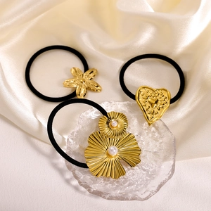 Set di 3 elastici per capelli neri con ciondoli in oro 18k a petalo, cuore e perla