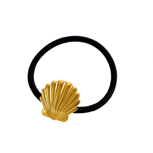 Détail d'un élastique à cheveux avec un pendentif en métal doré en forme de coquillage