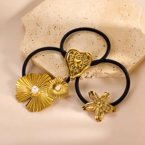 Set di tre elastici neri con ciondoli dorati 18k a forma di cuore, foglia e perla
