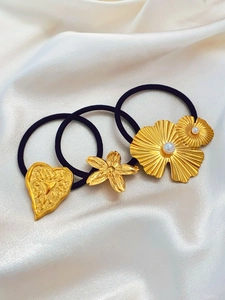 Set di tre elastici per capelli con ciondoli dorati a cuore, fiore e foglia di ginkgo