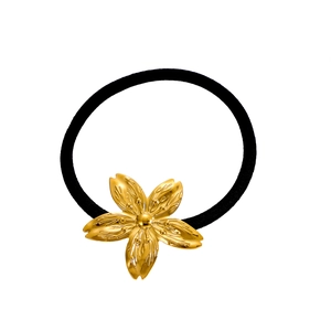 Dettaglio dell'elastico per capelli nero con un elegante fiore dorato 18k a cinque petali