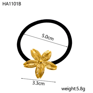 Dettaglio dell'elastico per capelli in oro 18k con petalo e perla, diametro interno 5,0cm