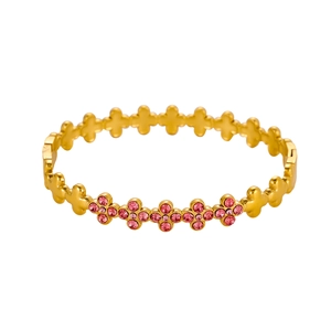 Detail van vergulde klaverarmband met roze kristallen op een witte achtergrond