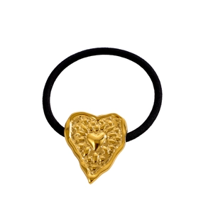 Dettaglio dell'elastico per capelli nero con ciondolo a cuore in oro 18k e trama metallica