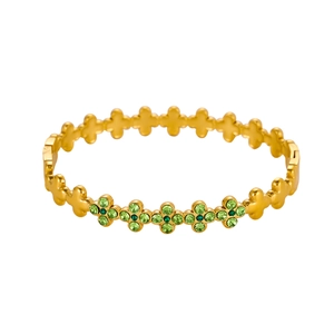 Detail van een gouden klaverarmband met groene kristallen en fijn metalen bloemmotief