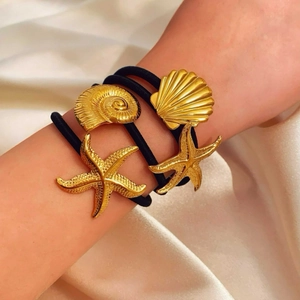 Ensemble d'élastiques cheveux étoile de mer et coquillages portés en bracelets dorés