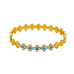 Detail van de gouden klaverarmband met trossen van bloemen en blauwe kristallen