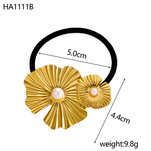 Dettaglio elastico per capelli con petali in oro 18k e perla, diametro 5,0 cm e peso 9,8 g