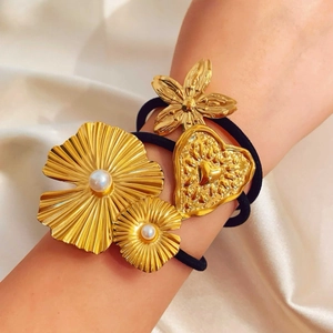 Elastici per capelli in oro 18k con fiori, perle bianche e cuore su raso color crema