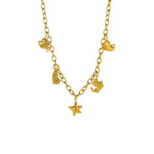 Dettaglio della collana nautica dorata con ciondoli a stella marina e balena su catena