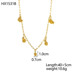 Dettaglio della collana dorata da 40+5cm con piccoli ciondoli a tartaruga e peso 10,6g
