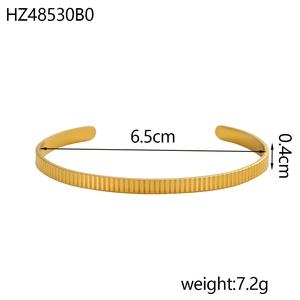 Detailed specs of the vintage C-shaped ribbed cuff bracelet showing dimensions and weight