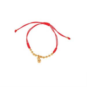 Detailansicht eines roten geflochtenen Armbands mit goldenem Geldbeutel-Anhänger