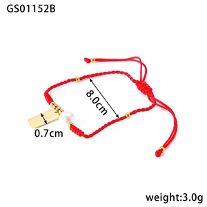 Details des roten gewebten Armbands mit Goldperlen und rechteckigem Metallanhänger