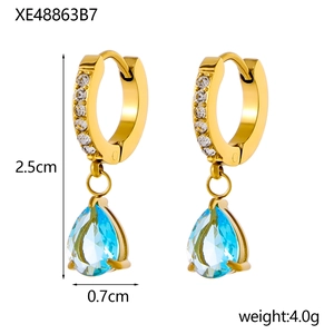 Dettaglio orecchini a goccia dorati con pietre blu e piccoli diamanti, altezza 2,5 cm