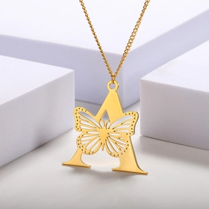 Collana dorata in acciaio con lettera A e pendente farfalla su base geometrica bianca