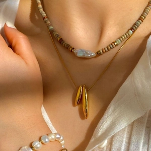 Set collana di perle barocche con ciondoli a goccia dorati e bracciale di perle