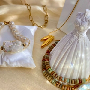 Collana di perle barocche fatta a mano e bracciale in pietre naturali su fondo seta