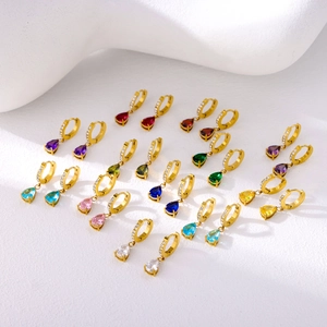 Dettaglio di orecchini a goccia multicolore con cerchi dorati e pavé di zirconi bianchi