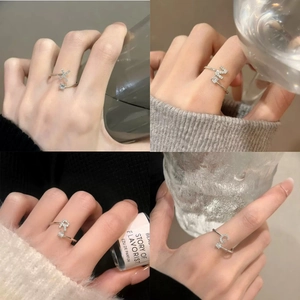 Anello regolabile in argento con lettere e zirconi incastonati per un look elegante