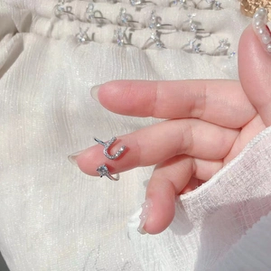 Dettaglio dell'anello regolabile argento lettera U con zirconi e pietra centrale