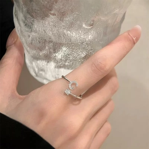 Dettaglio dell'anello regolabile in argento con lettera C in zircone e gemma quadrata