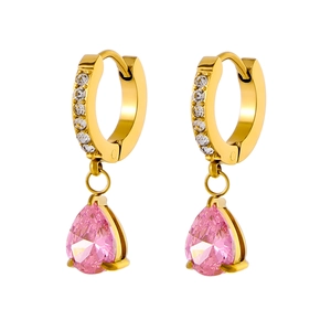 Dettaglio di orecchini a cerchio dorati con pavé di zirconi e pietra rosa a goccia