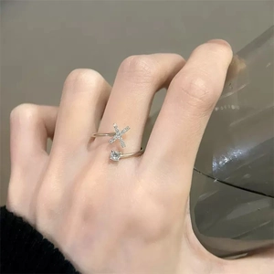 Dettaglio anello regolabile argento con lettera X e pavé di cristalli di zircone