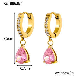 Dettagli dimensionali degli orecchini a goccia rosa con finitura in oro e cristalli