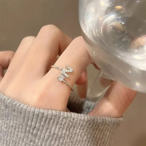 Dettaglio dell'anello d'argento con lettera N e zirconi indossato sulla mano