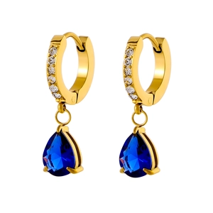 Dettaglio di orecchini a cerchio dorati con micro-pavé e pendenti a goccia blu scuro
